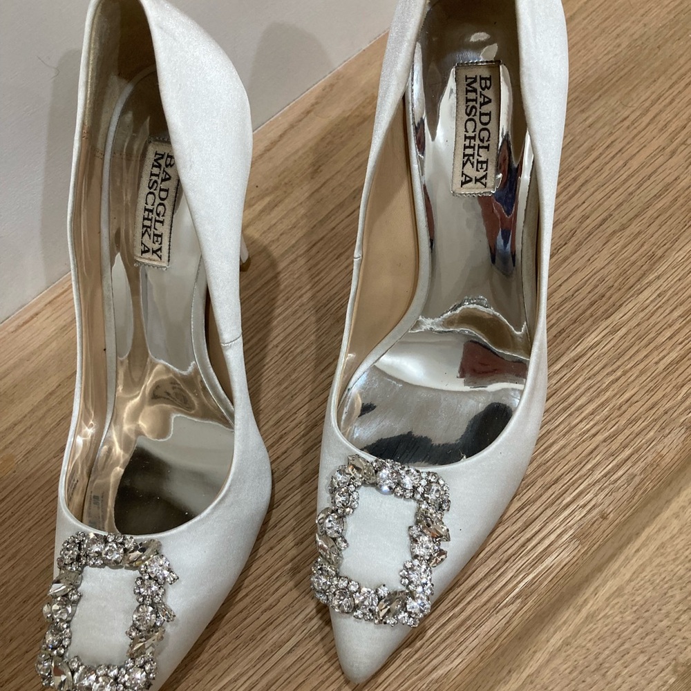 Badgley Mischka White Heels with Crystal Embellishment Size 8.5 - Picture 12 of 13